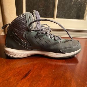 Youth size 5 girls basketball sneakers